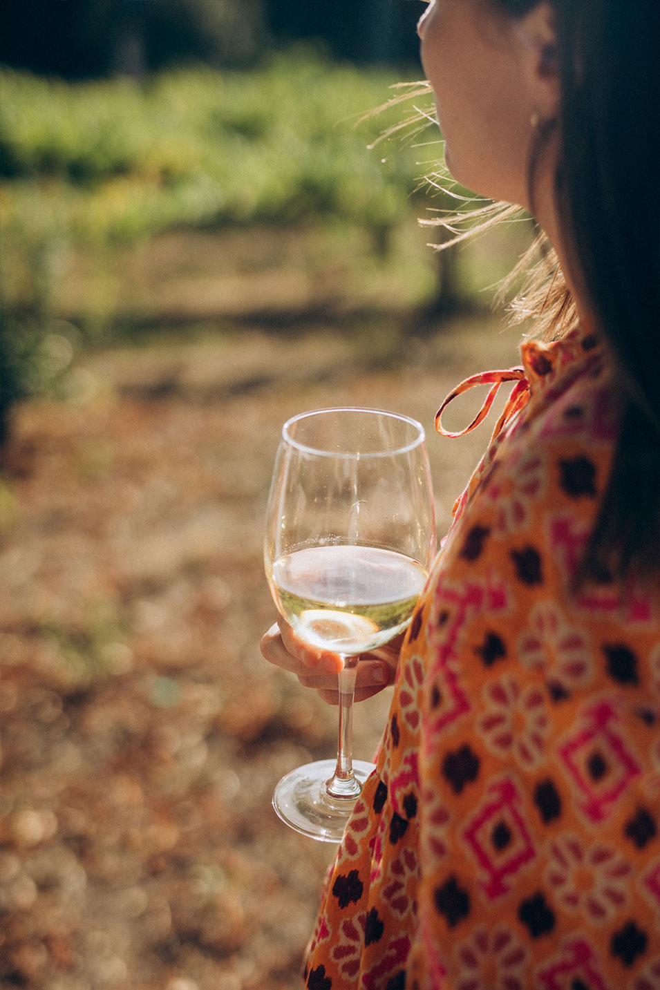 Mujer saboreando una copa de vino albariño Ángel Sequeiros